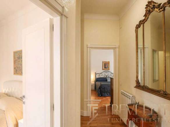 Роскошная квартира с классическим интерьером, зеркалом в резной раме и уютными спальнями в элитном жилом комплексе.