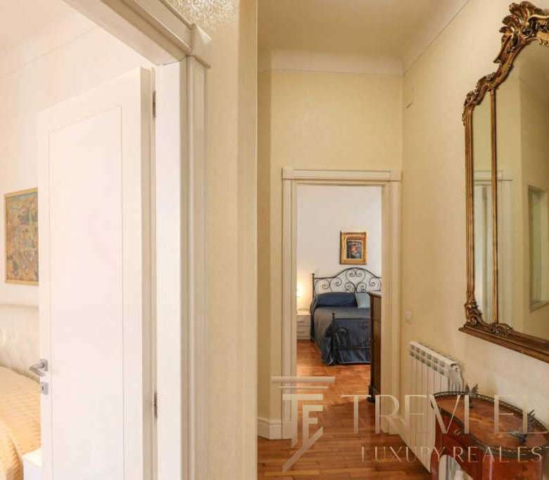 Роскошная квартира с классическим интерьером, зеркалом в резной раме и уютными спальнями в элитном жилом комплексе.