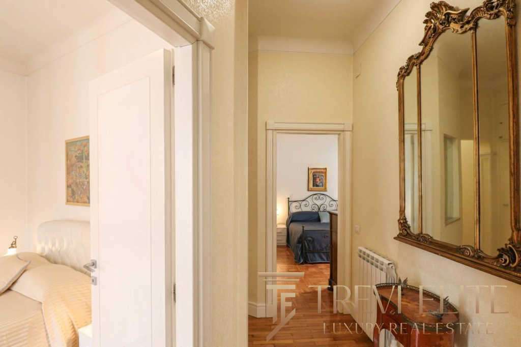 Роскошная квартира с классическим интерьером, зеркалом в резной раме и уютными спальнями в элитном жилом комплексе.