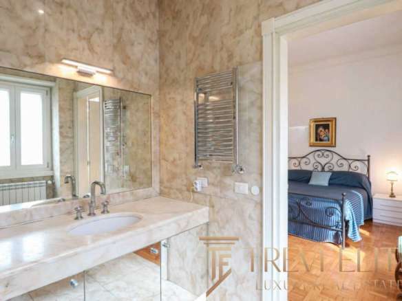 Элегантный современный интерьер с ванной комнатой и спальней в роскошной недвижимости от Треви Элит. Изысканный дизайн и высокое качество отделки.