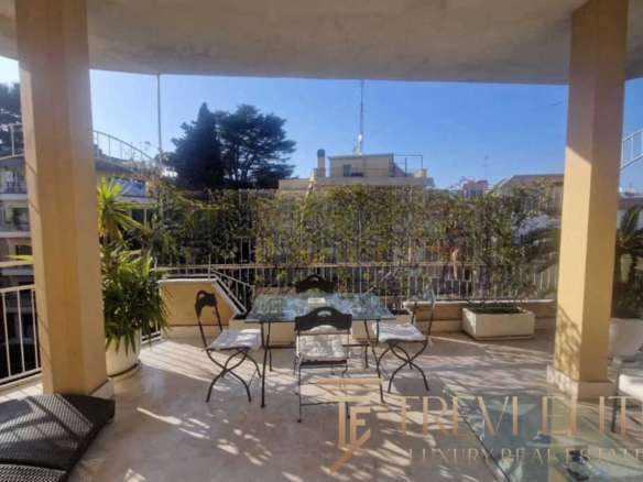 Уютный балкон с видом на городской пейзаж, уютная зона отдыха и роскошный интерьер в эксклюзивной недвижимости от Треви Элит.