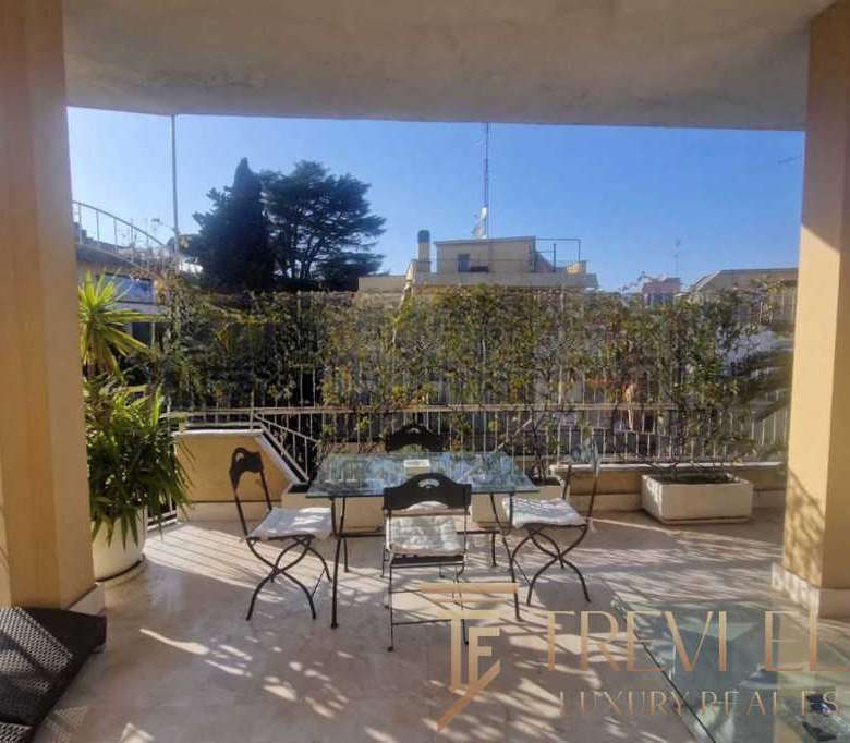 Уютный балкон с видом на городской пейзаж, уютная зона отдыха и роскошный интерьер в эксклюзивной недвижимости от Треви Элит.