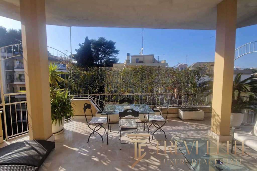 Уютный балкон с видом на городской пейзаж, уютная зона отдыха и роскошный интерьер в эксклюзивной недвижимости от Треви Элит.