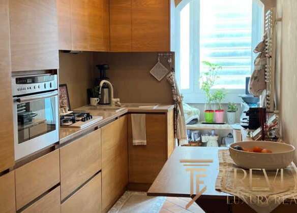 Высококачественная итальянская кухня в элитной недвижимости, современный дизайн и уютная атмосфера, идеальное решение для ценителей роскоши и комфорта.