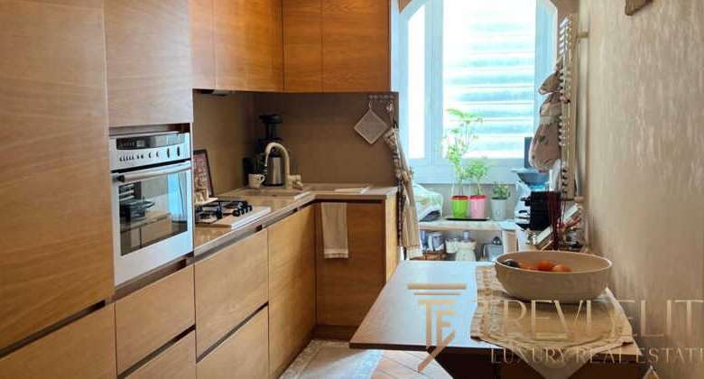 Высококачественная итальянская кухня в элитной недвижимости, современный дизайн и уютная атмосфера, идеальное решение для ценителей роскоши и комфорта.