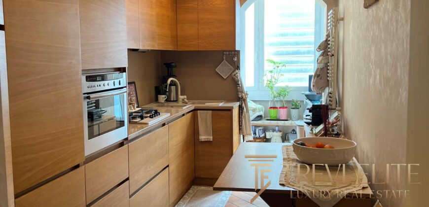 Высококачественная итальянская кухня в элитной недвижимости, современный дизайн и уютная атмосфера, идеальное решение для ценителей роскоши и комфорта.