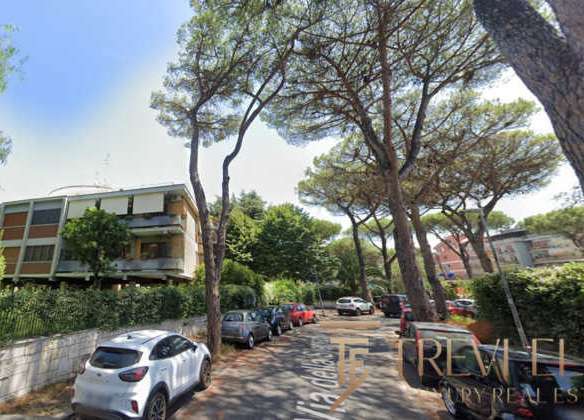 Современная элитная недвижимость в живописном районе с зелеными деревьями и уютными парковками. Идеальное место для комфортной жизни и инвестиций в роскошную недвижимость.