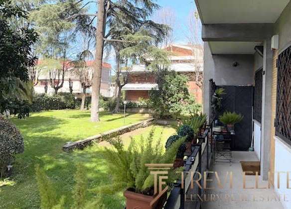 Зеленый ухоженный сад и балкон с мебелью в жилом комплексе высокого класса. Идеальное место для отдыха и наслаждения природой в элитной недвижимости Италии.