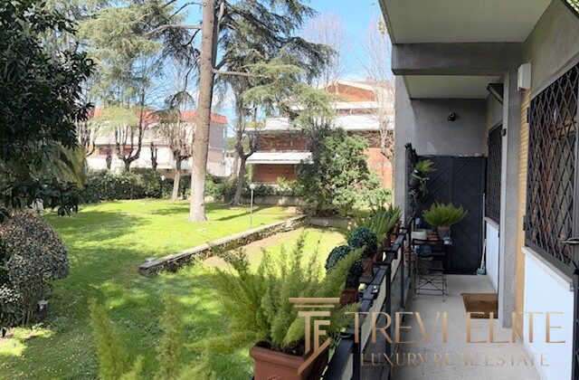 Зеленый ухоженный сад и балкон с мебелью в жилом комплексе высокого класса. Идеальное место для отдыха и наслаждения природой в элитной недвижимости Италии.