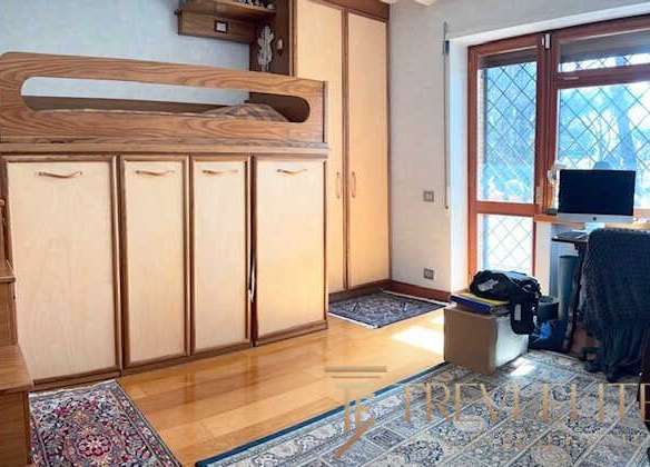 Шикарная квартира с деревянной мебелью и уютной рабочей зоной у окна, идеально подходящая для деловых людей и тех, кто ценит комфорт и стиль в каждом уголке роскошной недвижимости.