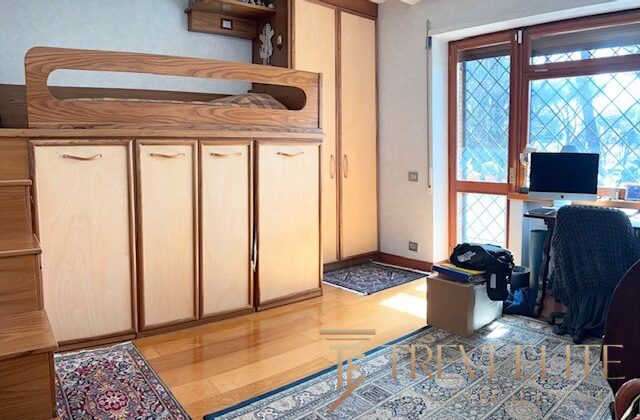 Шикарная квартира с деревянной мебелью и уютной рабочей зоной у окна, идеально подходящая для деловых людей и тех, кто ценит комфорт и стиль в каждом уголке роскошной недвижимости.