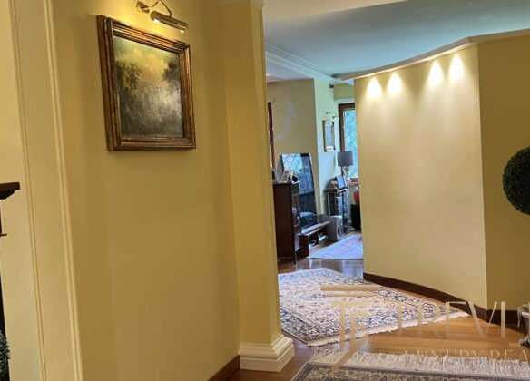 Архивное изображение роскошной квартиры с уютным интерьером и элегантной отделкой, показывающее современное жилое пространство с теплой атмосферой и качественным ремонтом.