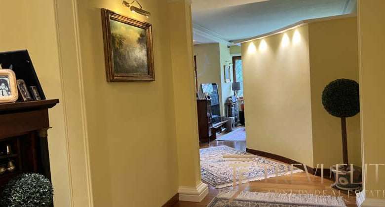 Архивное изображение роскошной квартиры с уютным интерьером и элегантной отделкой, показывающее современное жилое пространство с теплой атмосферой и качественным ремонтом.