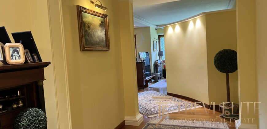 Архивное изображение роскошной квартиры с уютным интерьером и элегантной отделкой, показывающее современное жилое пространство с теплой атмосферой и качественным ремонтом.