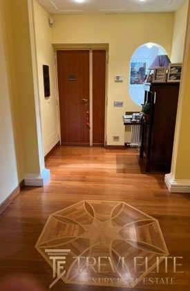 Современный коридор в элитной квартире с деревянным полом и стильной мебелью. Отличное решение для тех, кто ценит уют и высокий уровень комфорта в престижных недвижимости.