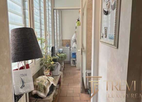 Вдохновение для уютного балкона с цветами и мебелью, светлый интерьер, свежий воздух, расположение в городском районе, атмосферный дизайн, уютная зона отдыха на свежем воздухе.