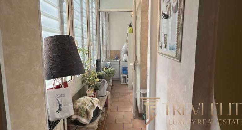 Вдохновение для уютного балкона с цветами и мебелью, светлый интерьер, свежий воздух, расположение в городском районе, атмосферный дизайн, уютная зона отдыха на свежем воздухе.