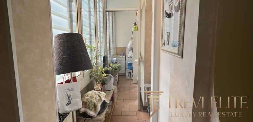 Вдохновение для уютного балкона с цветами и мебелью, светлый интерьер, свежий воздух, расположение в городском районе, атмосферный дизайн, уютная зона отдыха на свежем воздухе.