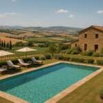 Изысканный загородный дом с бассейном на фоне живописных пейзажей Тосканы, идеально подходящий для ценителей роскошной недвижимости и комфортной жизни на природе.