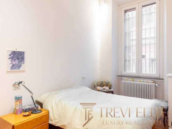 Уютная спальная комната с большим окном и минималистским дизайном, идеально подходящая для поклонников комфорта и стильной эстетики.