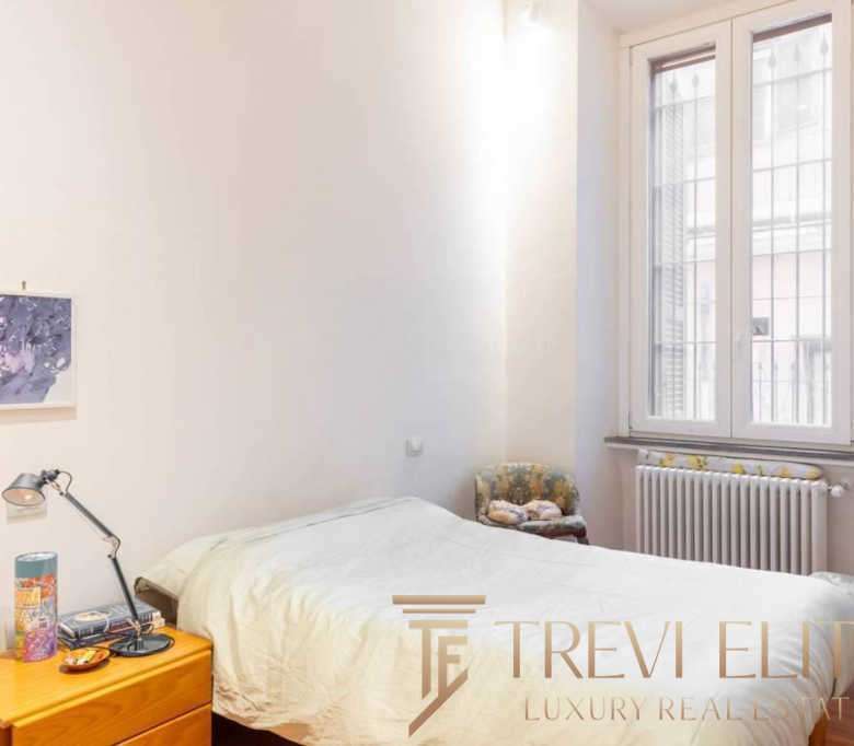 Уютная спальная комната с большим окном и минималистским дизайном, идеально подходящая для поклонников комфорта и стильной эстетики.