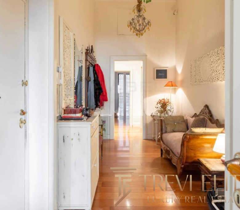 Стильный интерьер квартиры с классической мебелью, мягким освещением и уютной атмосферой, идеально подходящий для ценителей роскоши и уюта в элитной недвижимости.