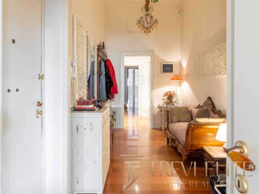 Стильный интерьер квартиры с классической мебелью, мягким освещением и уютной атмосферой, идеально подходящий для ценителей роскоши и уюта в элитной недвижимости.