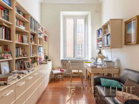 Картинка интерьера уютной квартиры с книжными полками, письменным столом и диваном, идеально отражающая комфорт и стиль для элитной недвижимости.