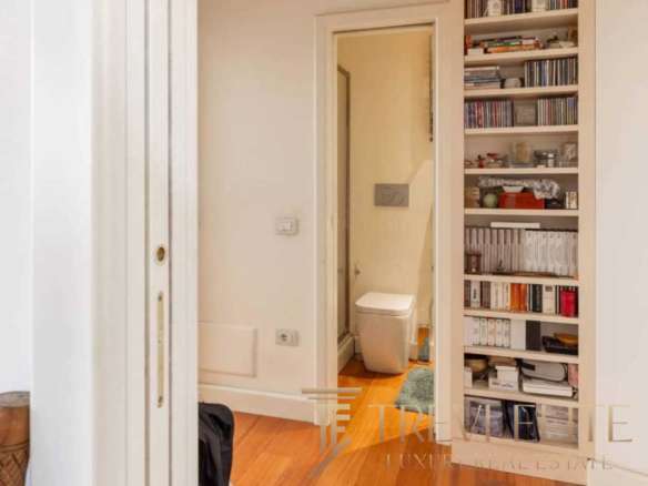 Элегантная фоторамка с мебелью и встроенной системой хранения в современной квартире.