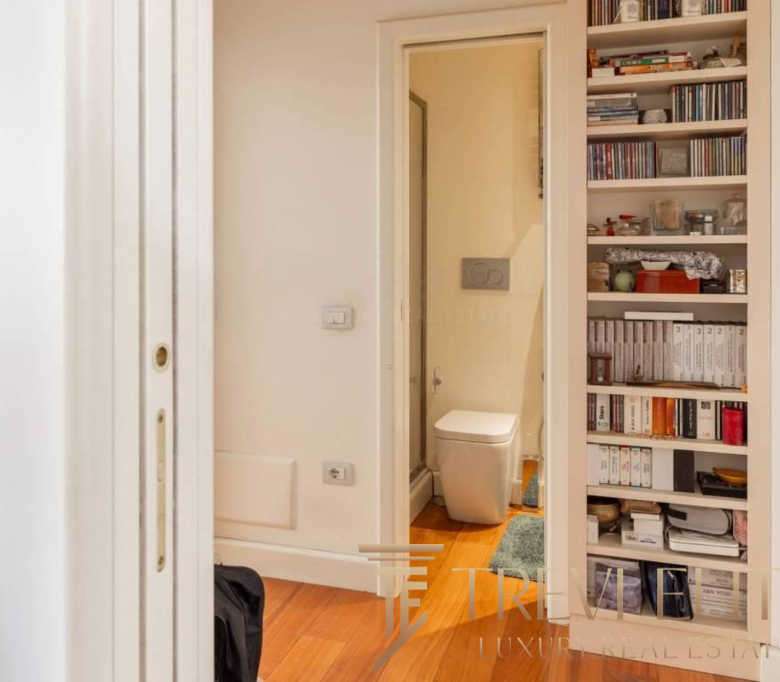 Элегантная фоторамка с мебелью и встроенной системой хранения в современной квартире.