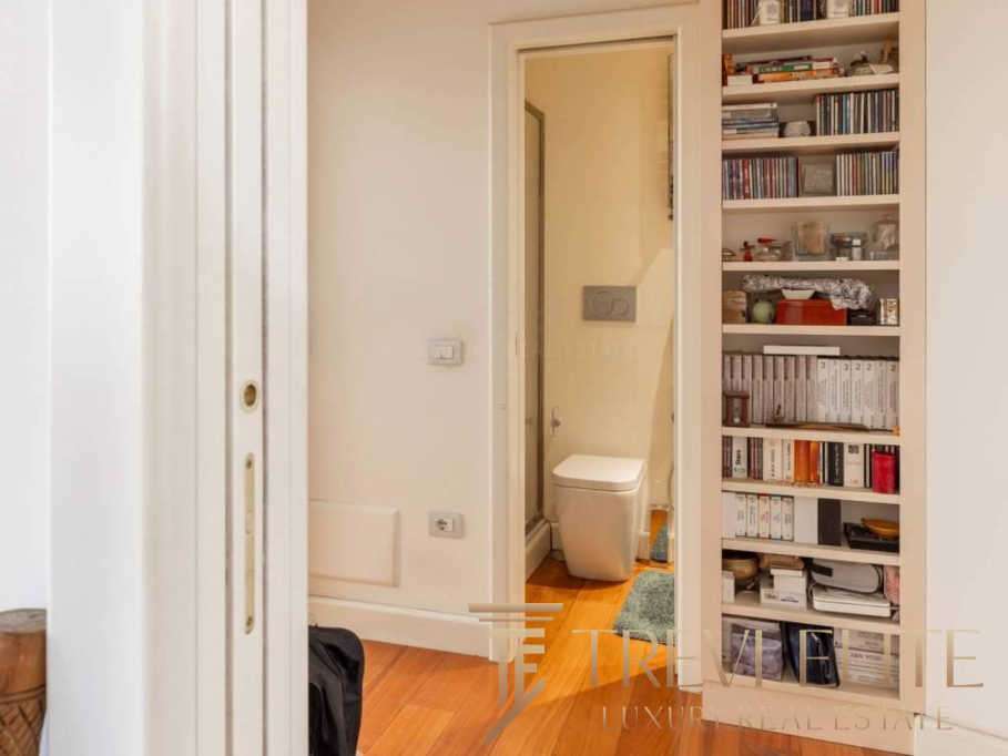 Элегантная фоторамка с мебелью и встроенной системой хранения в современной квартире.