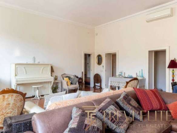 Роскошная гостиная в элитной недвижимости, эффектная и уютная. Идеальное пространство для отдыха и встречи с друзьями в элитных итальянских апартаментах.