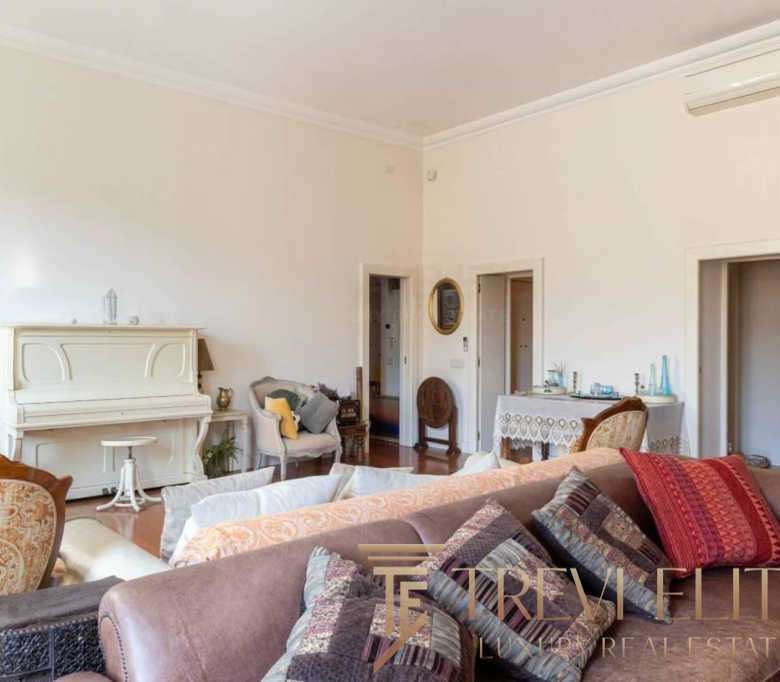 Роскошная гостиная в элитной недвижимости, эффектная и уютная. Идеальное пространство для отдыха и встречи с друзьями в элитных итальянских апартаментах.