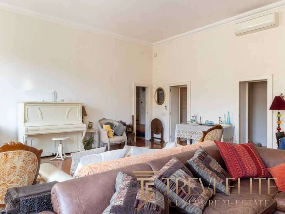 Роскошная гостиная в элитной недвижимости, эффектная и уютная. Идеальное пространство для отдыха и встречи с друзьями в элитных итальянских апартаментах.