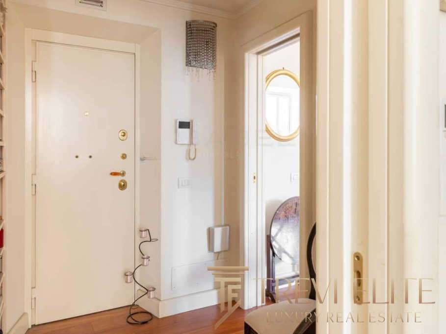 Высококачественная входная дверь в роскошной квартире, современный интерьер, чистый и светлый холл, стильные элементы дизайна, расположение в элитном доме недалеко от центра.