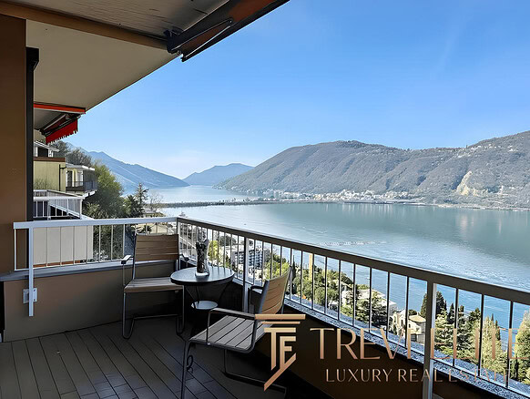 Современный балкон с видом на озеро и горы, в роскошной недвижимости от Треви Элит, агентство недвижимости премиум класса, специализирующееся на элитной итальянской и международной недвижимости.