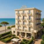 Современный отель на берегу моря с балконами, панорамным видом и уютной террасой, идеально подходящий для роскошного отдыха у моря. Настроение отдыха и комфорт гарантированы.