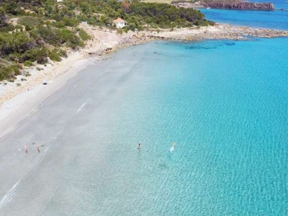 Роскошный пляж с кристально чистой водой и панорамным видом, популярное место отдыха на берегу моря. Идеальное сочетание природной красоты и уединения для элитных жильцов.