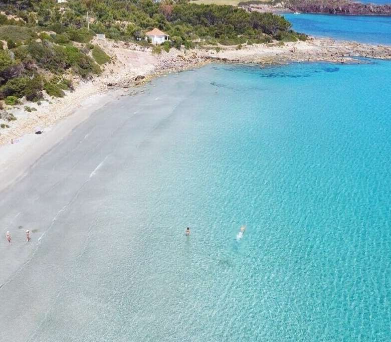 Роскошный пляж с кристально чистой водой и панорамным видом, популярное место отдыха на берегу моря. Идеальное сочетание природной красоты и уединения для элитных жильцов.