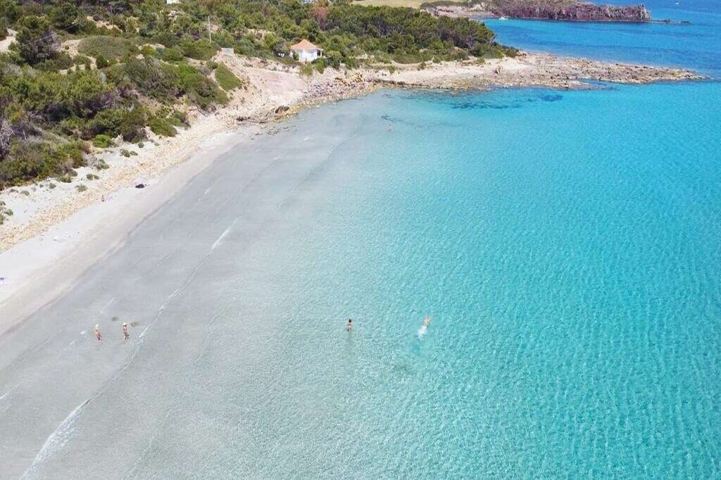 Роскошный пляж с кристально чистой водой и панорамным видом, популярное место отдыха на берегу моря. Идеальное сочетание природной красоты и уединения для элитных жильцов.