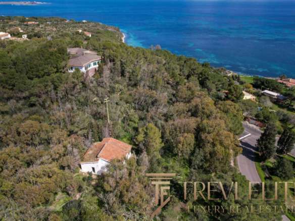 Роскошное недвижимое имущество на побережье с видом на море, окруженное зеленью и уединением, предлагающее эксклюзивные элитные дома в Италии и за рубежом.