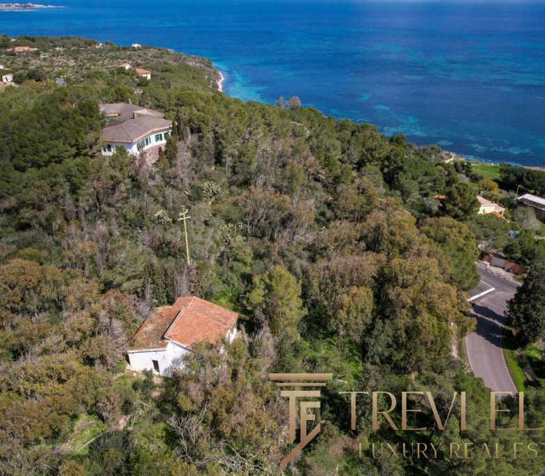 Роскошное недвижимое имущество на побережье с видом на море, окруженное зеленью и уединением, предлагающее эксклюзивные элитные дома в Италии и за рубежом.