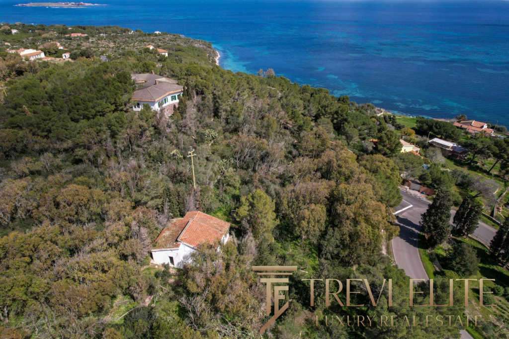 Роскошное недвижимое имущество на побережье с видом на море, окруженное зеленью и уединением, предлагающее эксклюзивные элитные дома в Италии и за рубежом.