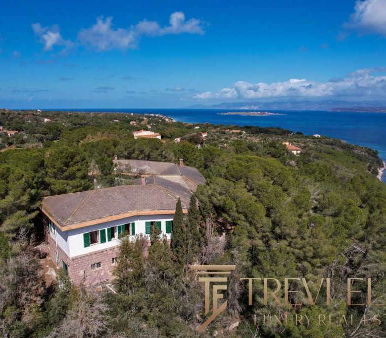 Уединенный особняк на живописном побережье Средиземного моря с видом на океан, окруженный зеленой растительностью, идеально подходит для элитной покупки за границей.