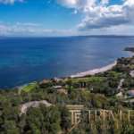 Изысканный береговой пейзаж с видом на море и частные виллы в роскошной итальянской зоне.