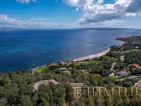 Изысканный береговой пейзаж с видом на море и частные виллы в роскошной итальянской зоне.