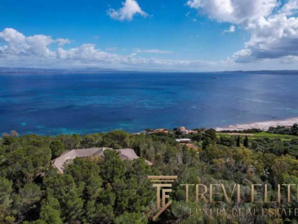 Уникальный вид на лазурное море и зеленые холмы с элитной недвижимостью на побережье Италии. Эксклюзивное предложение от агентства Треви Элит, специализирующегося на роскошной недвижимости по всему миру.