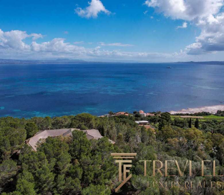 Уникальный вид на лазурное море и зеленые холмы с элитной недвижимостью на побережье Италии. Эксклюзивное предложение от агентства Треви Элит, специализирующегося на роскошной недвижимости по всему миру.