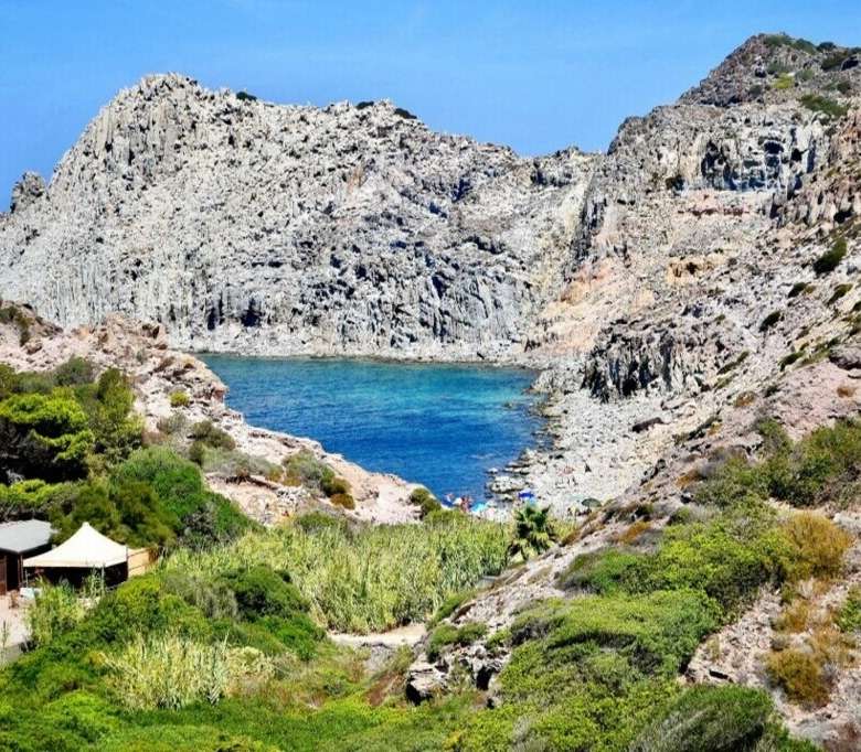 Уединенный залив на скалистом побережье с кристально чистой водой и живописной природой. Идеальное место для покупки роскошной недвижимости у моря в Италии.