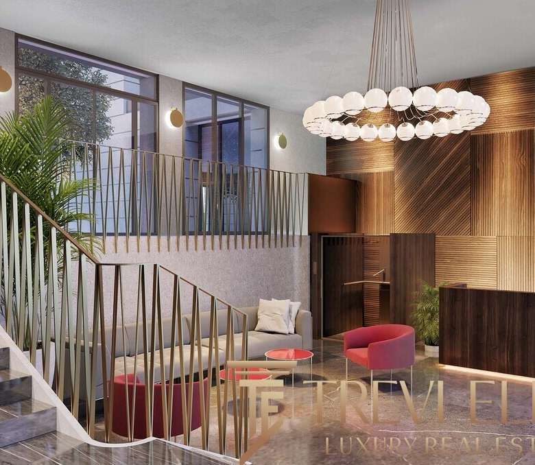 Элегантный интерьер лобби роскошного отеля или недвижимости, современный дизайн, теплые деревянные тона, уютные зоны отдыха и стильное освещение.